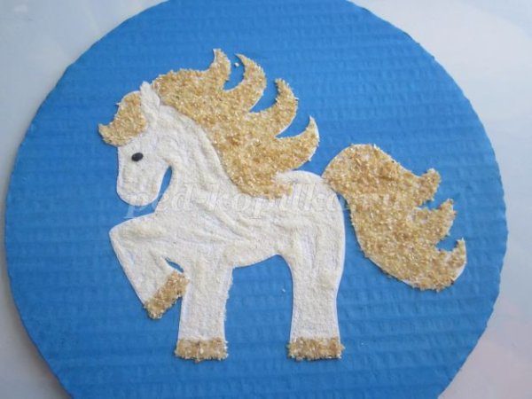 Лошадка из крупы
