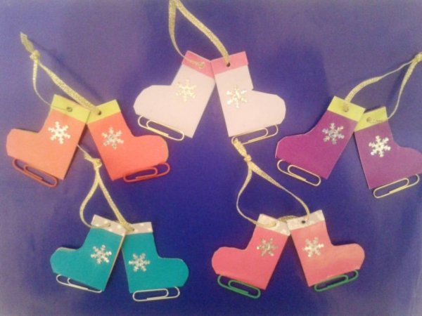 Поделка детская елочная игрушка коньки