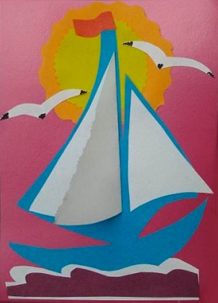 Поделка ребенка кораблик из цветной бумаги