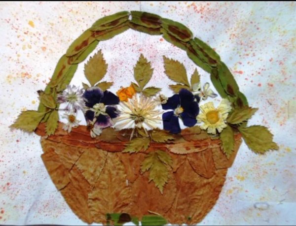 Поделка корзина с цветами из листьев