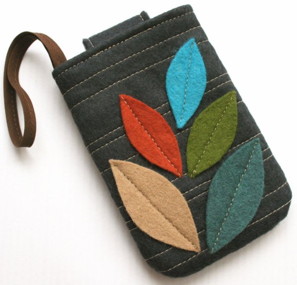 Сумочка для телефона из фетра