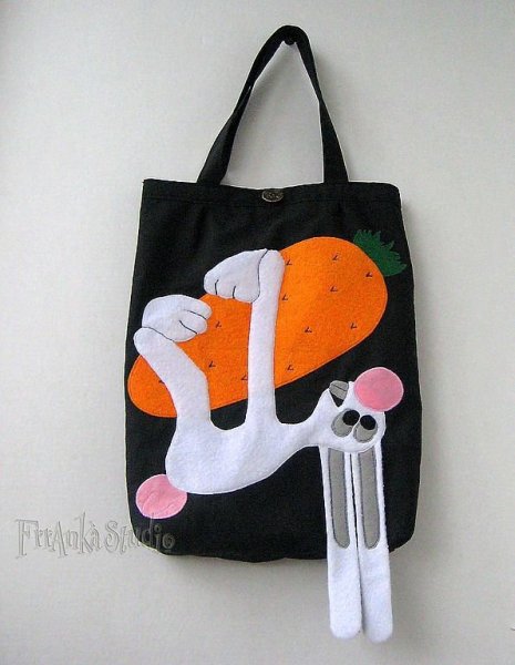 Сумка со стильной аппликацией