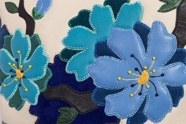 Аппликация из кожи