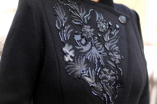 Пальто с вышивкой