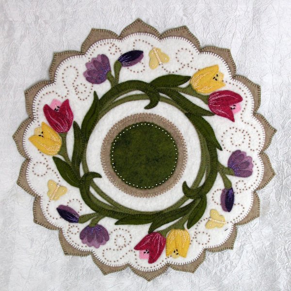 Аппликация на салфетке из ткани