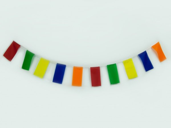 Разноцветные флажки на веревке