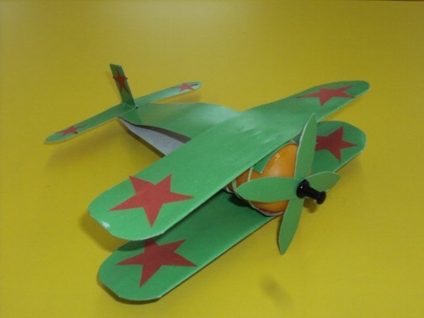 Военный самолет из каброна