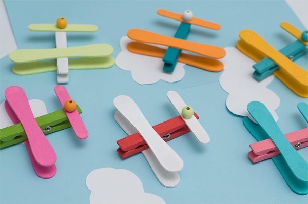 Самолет из прищепки и палочек от мороженого