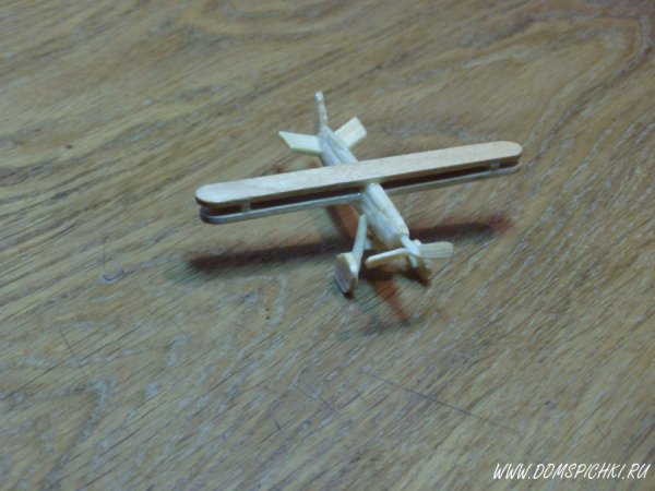 Самолет из зубочисток