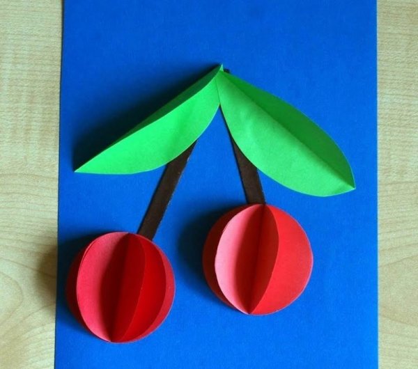 Потделка из цветеой бумаги