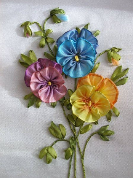 Анютины глазки атласными лентами