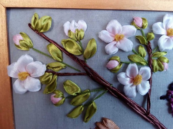 Вышивка лентами ветка яблони