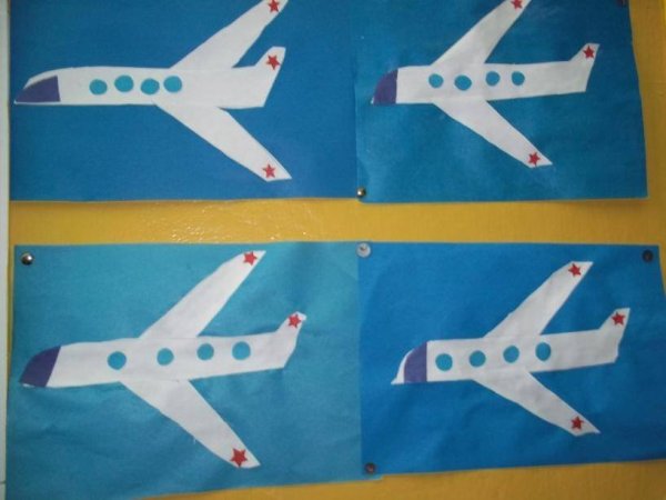 Самолет из цветной бумаги