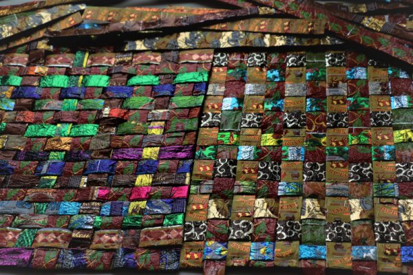 Из фантиков ковры