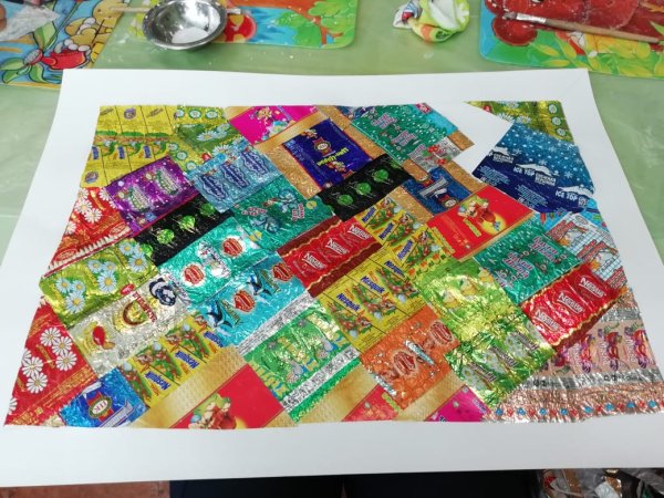 Платье из фантиков коллективная аппликация