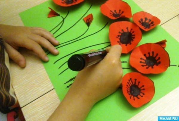 Маки из цветной бумаги