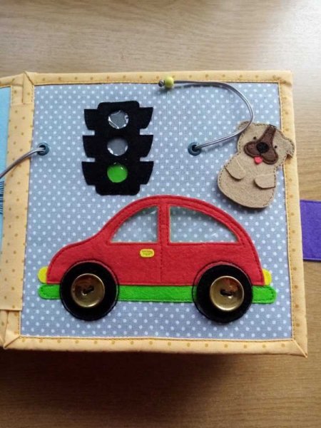 Машинка из фетра с пуговицами