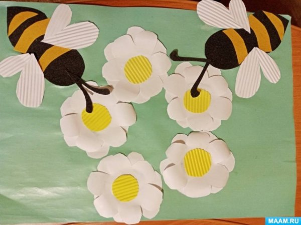 Поделка из бумаги Пчелка на полянке