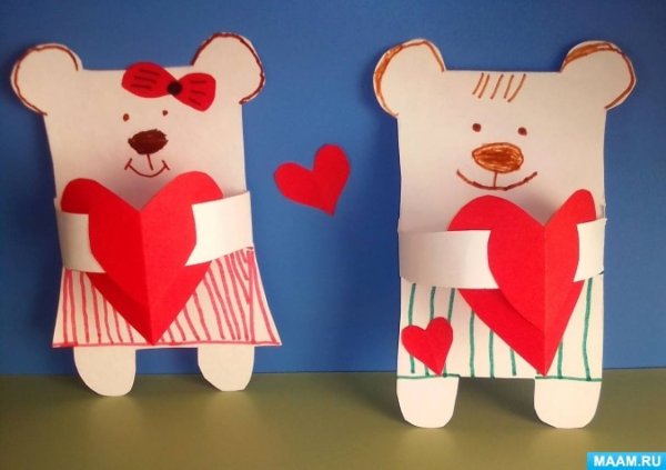 Мишка с сердечком из бумаги