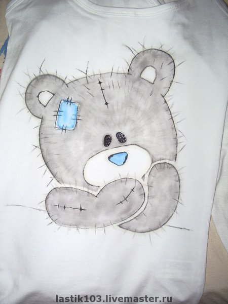 Аппликация на футболке мишка