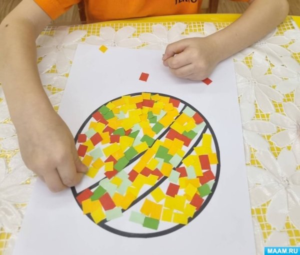 Праздничная панорама аппликация во 2 младшей группе