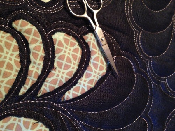 Прорезная аппликация на ткани