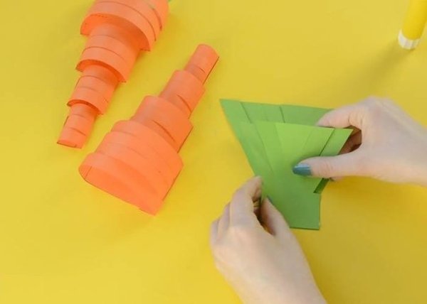 Морковка из цветной бумаги