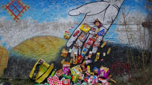 Аппликация из мусора