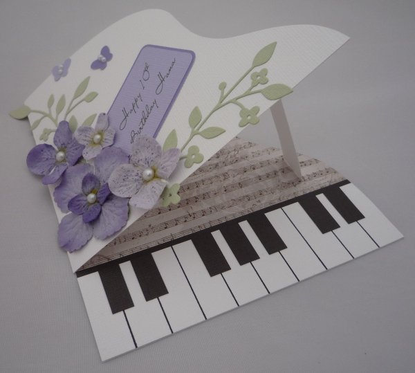 Открытка в виде пианино