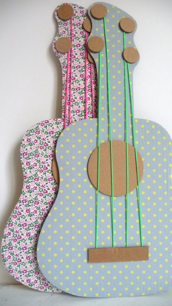 Детская гитара из картона