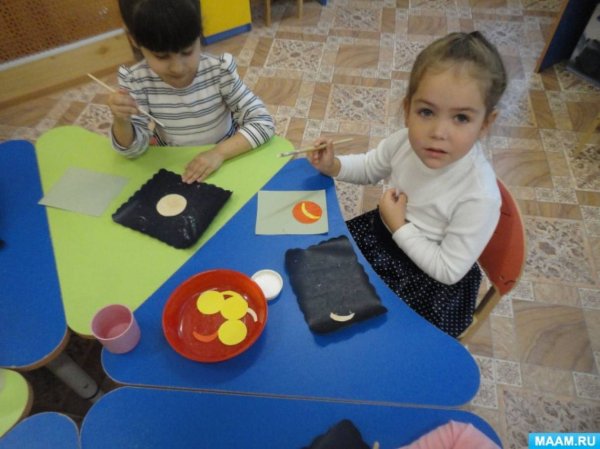 Аппликация в младшей группе большие и маленькие мячи