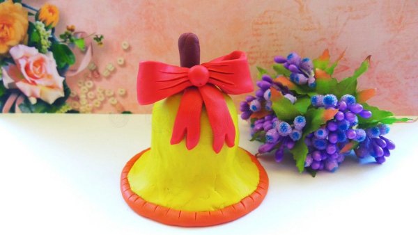 Колокольчик из пластилина на бумаге