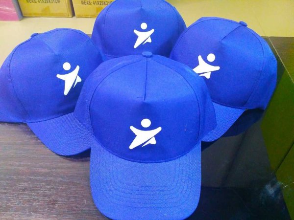 Логотип на кепках печать