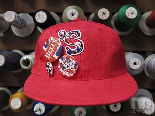 Значки на бейсболках