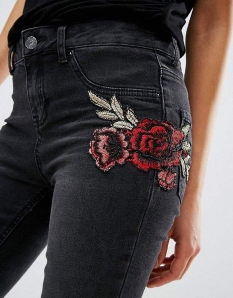 Джинсы с вышивкой