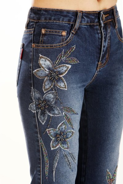 Джинсы с вышивкой женские