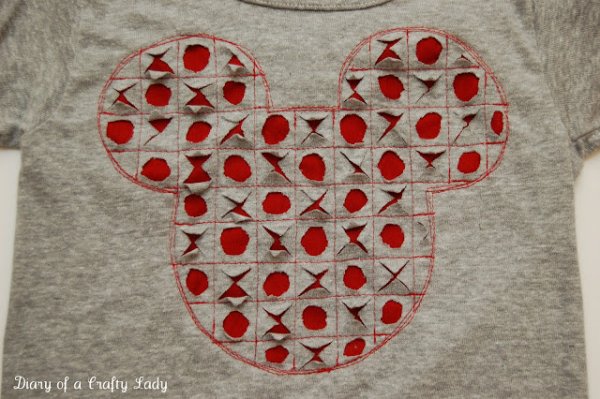 Прорезная аппликация на футболке