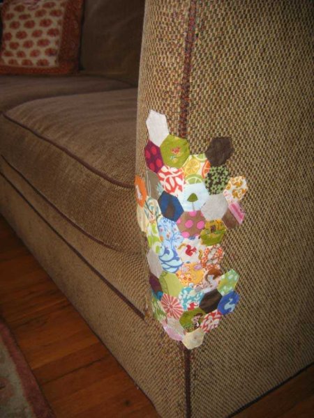 Красивая заплатка на диван