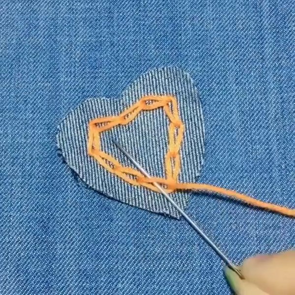 Как красиво заделать дырку на одежде