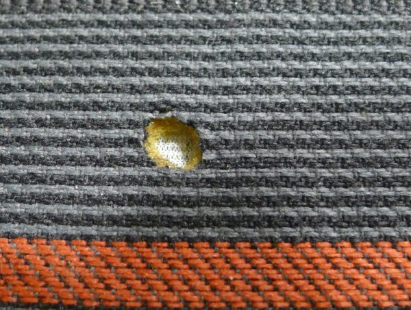 Зашторать дырки на диване