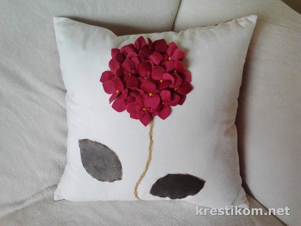 Подушки с аппликацией цветы