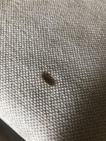 Дырка на диване из ткани