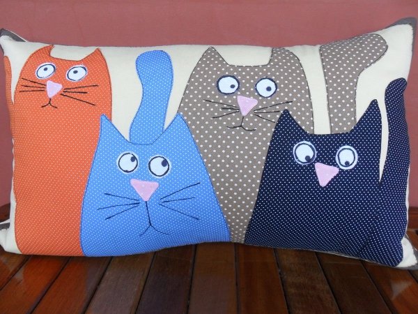 Диванные подушки с аппликацией