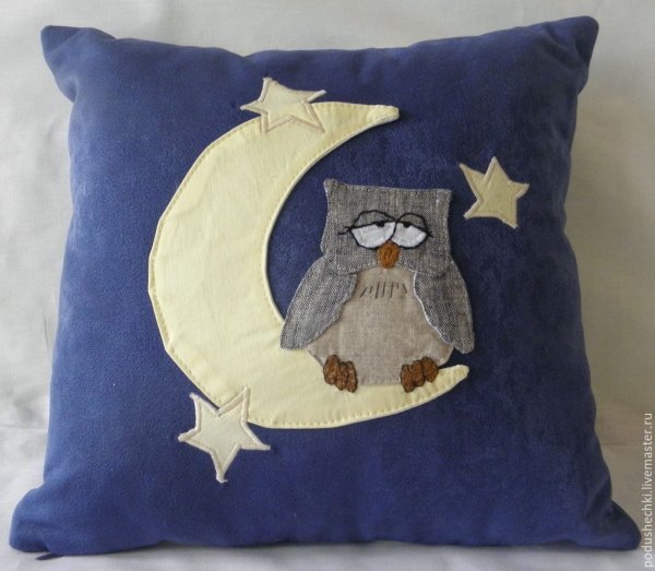 Декоративные подушки с аппликацией из ткани