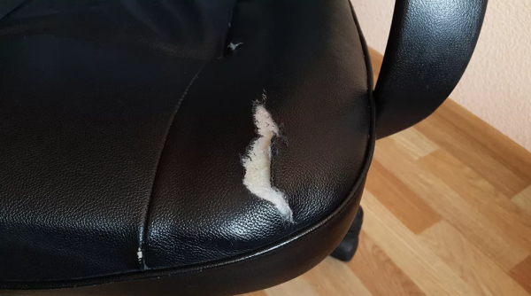 Порванный стул