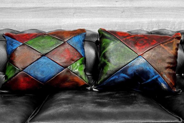 Подушка из кусков кожи