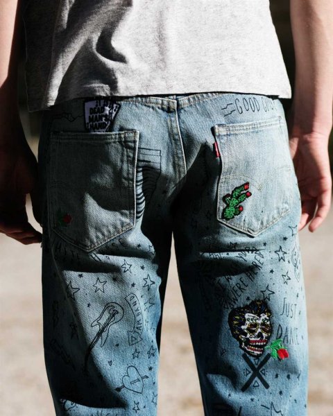 Джинсы левайс с нашивками