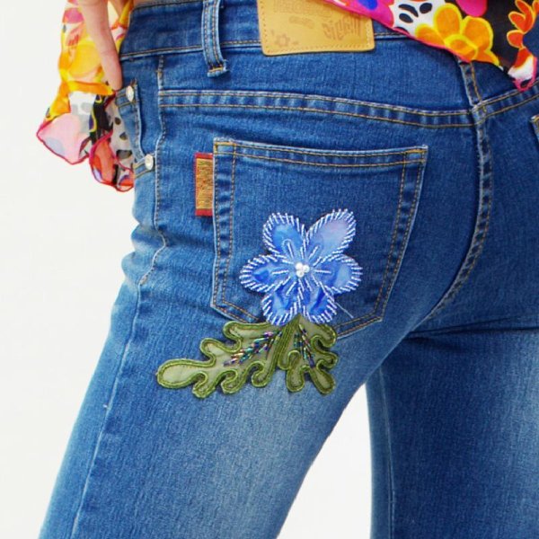Красивая вышивка на джинсах