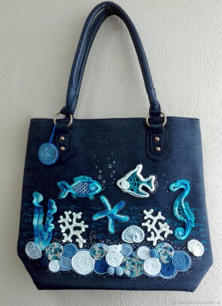 Джинсовая сумка с вышивкой