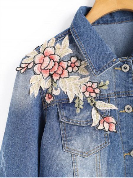 Цветочные аппликации на джинсовой куртке